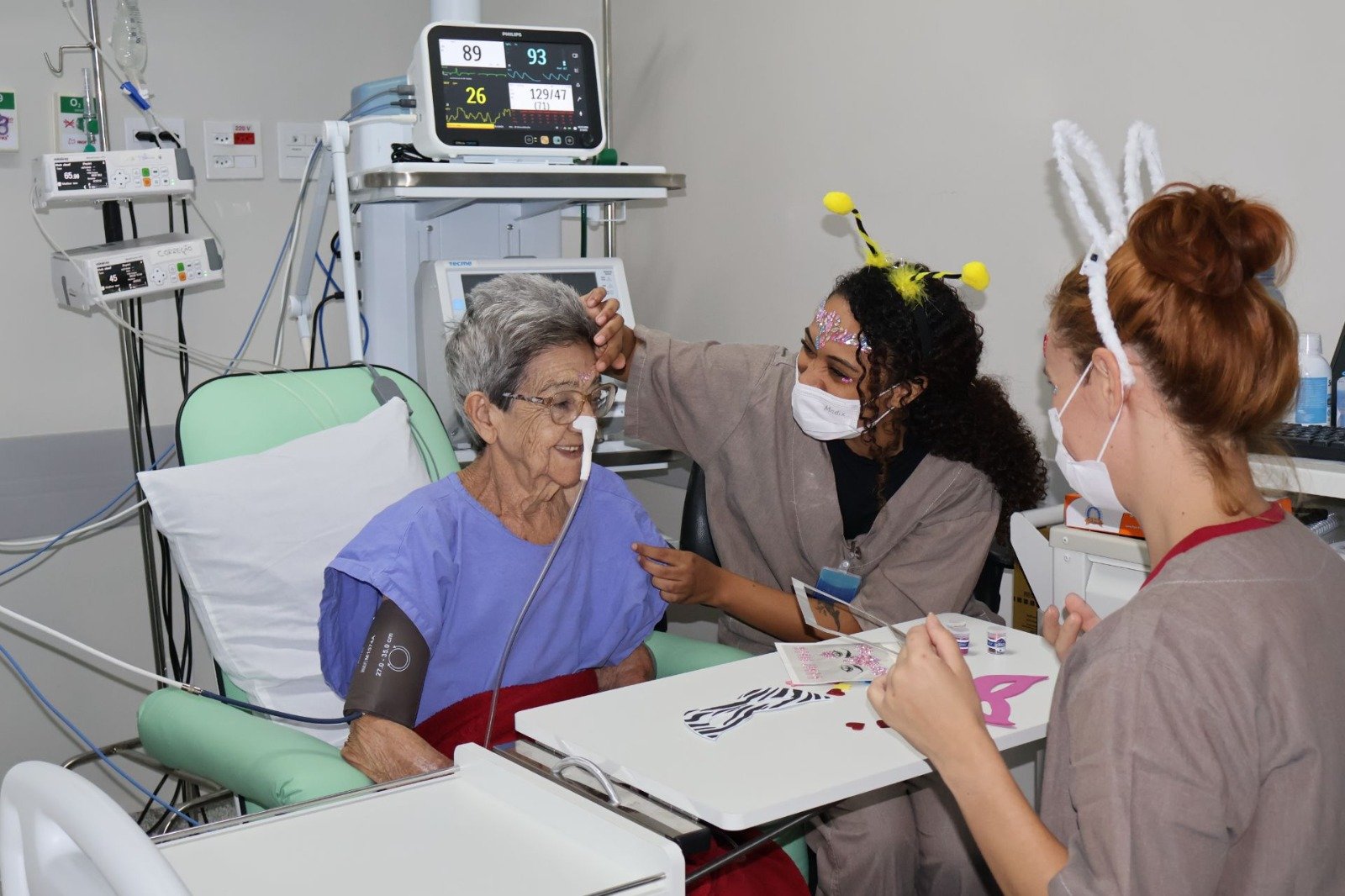 Hospital Regional de Dourados promoveu ações de acolhimento e descontração aos pacientes durante Carnaval
