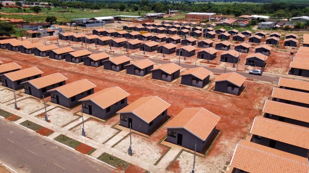 Água Clara em festa: Governo do Estado entrega novas moradias e dá início a obra na MS-324