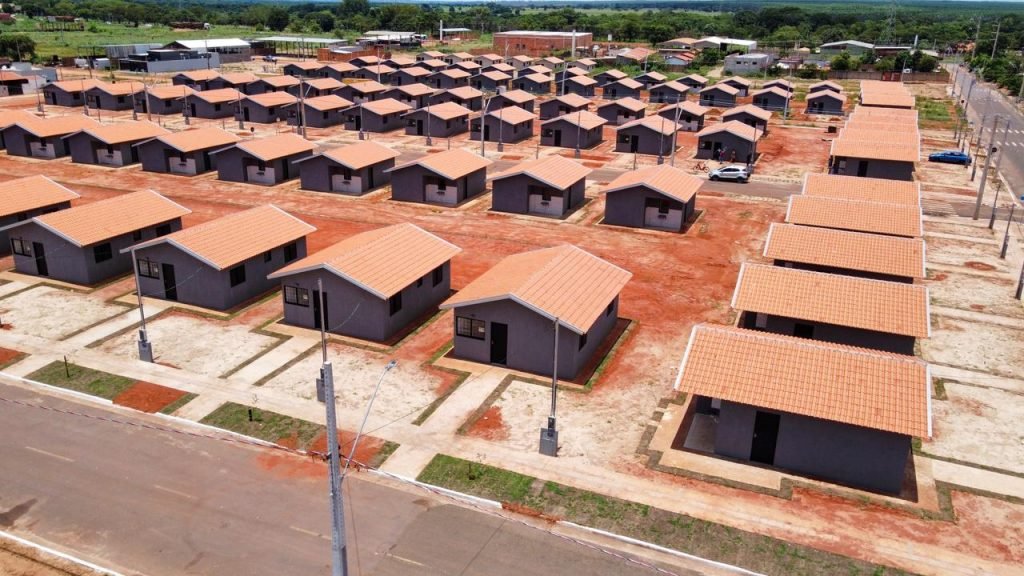 Água Clara em festa: Governo do Estado entrega novas moradias e dá início a obra na MS-324