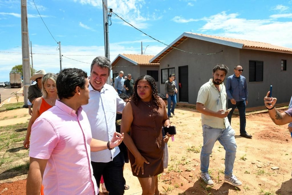 Água Clara em festa: Governo do Estado entrega novas moradias e dá início a obra na MS-324