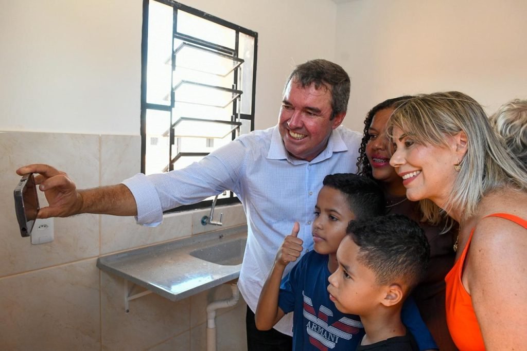 Água Clara em festa: Governo do Estado entrega novas moradias e dá início a obra na MS-324