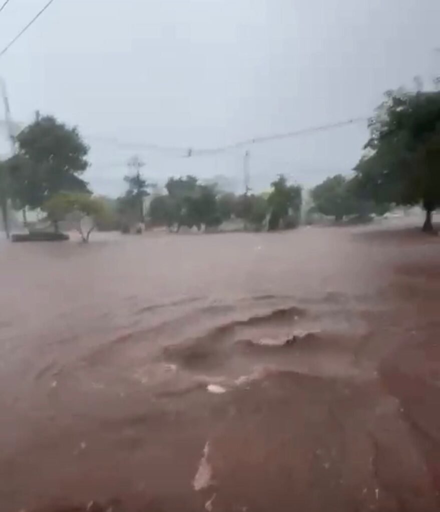 Chuva atinge Amambai e alaga centro e bairros da cidade