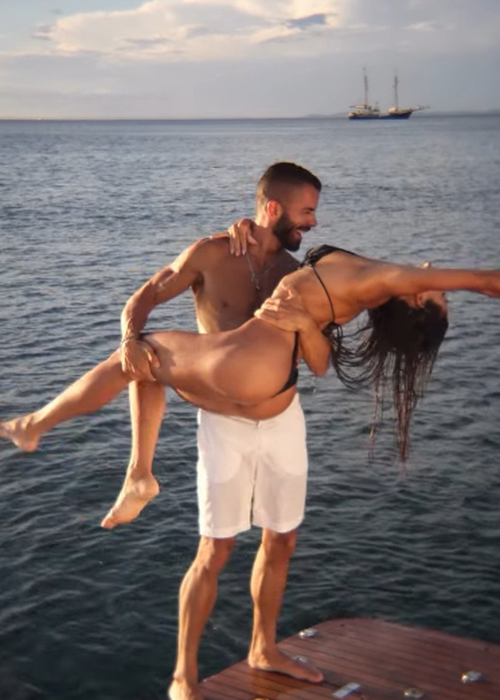 Mari Gonzalez e Pipo Marques curtem dia de praia com clima de romance em Salvador Mari Gonzalez e Rafa Pipo trocam beijos e amassos em Salvador — Foto: Reprodução/Instagram