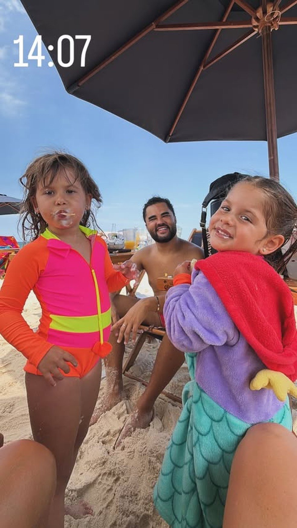 Maria Clara e Maria Alice com amigo de Virginia — Foto: Reprodução/Instagram