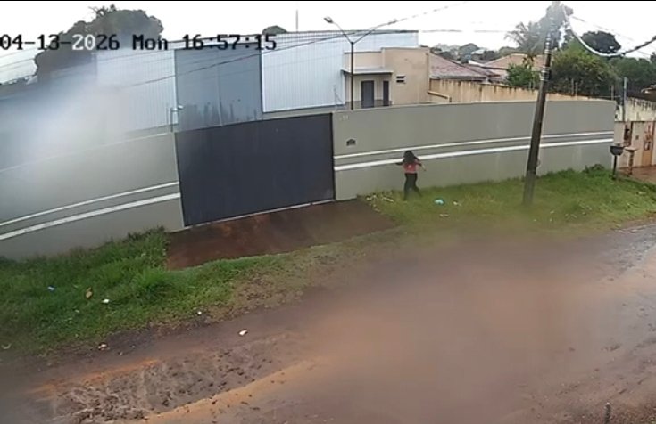 Ferida, mulher pula muro e foge de marido armado em Campo Grande