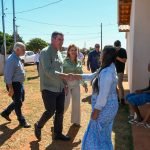 Na região norte de MS, governador celebra aniversário de Sonora e autoriza obras de habitação e asfalto