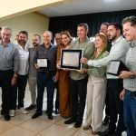 Na região norte de MS, governador celebra aniversário de Sonora e autoriza obras de habitação e asfalto