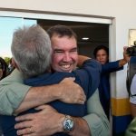 Na região norte de MS, governador celebra aniversário de Sonora e autoriza obras de habitação e asfalto