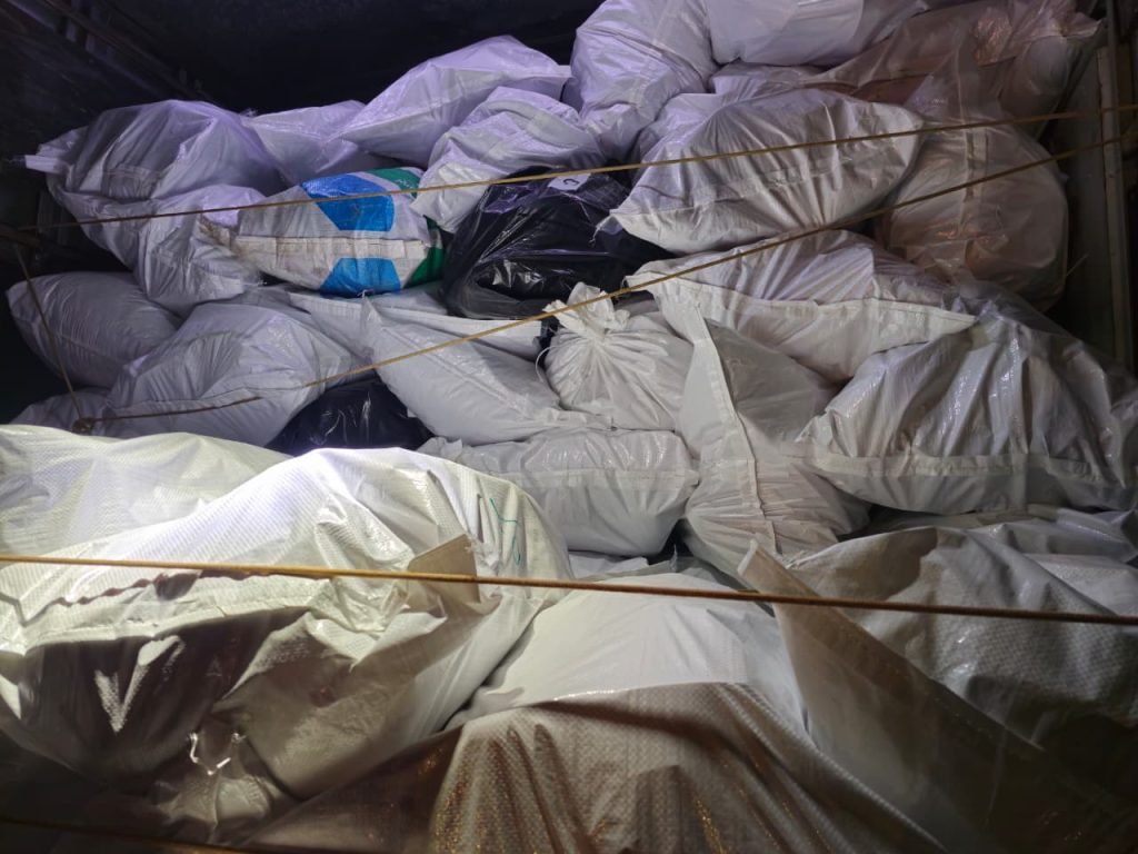 Procon/MS e Decon apreendem mais de 4,3 mil tênis falsificados em Campo Grande