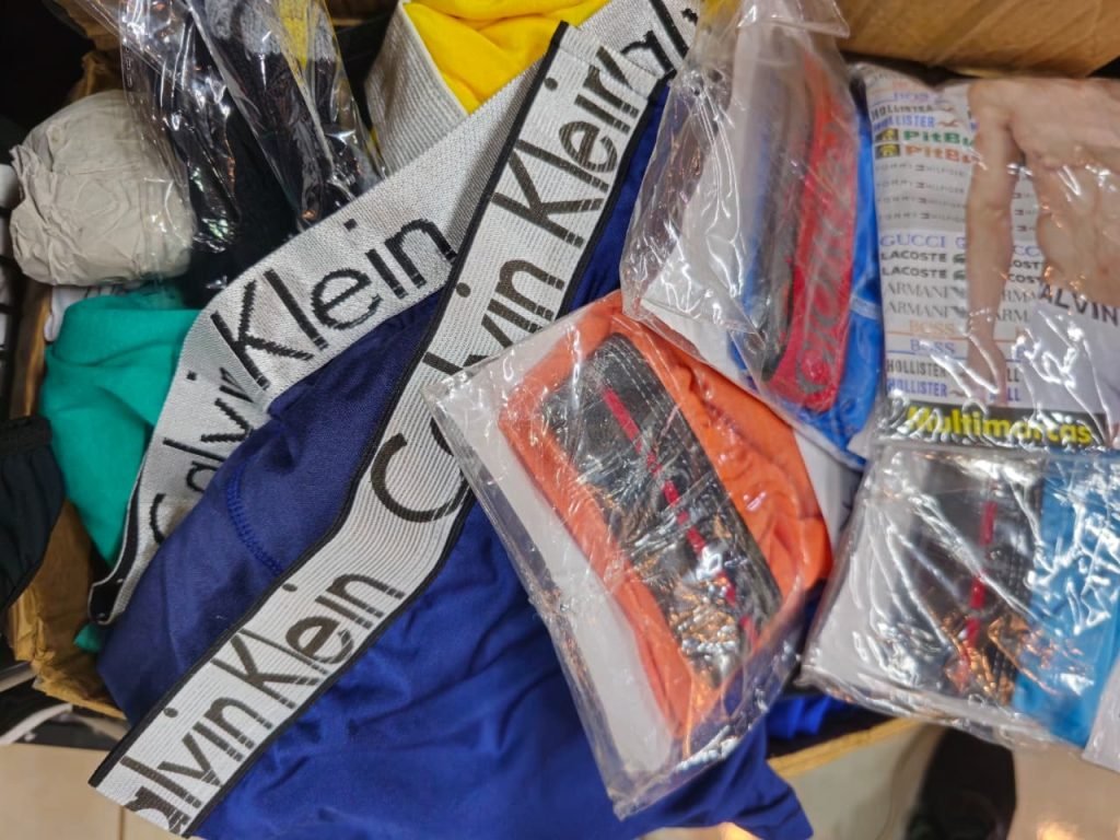 Procon/MS e Decon apreendem mais de 4,3 mil tênis falsificados em Campo Grande
