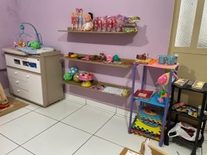 Acolhimento que fica: crianças recebem brinquedos após atendimento na Sala Lilás, em Amambai