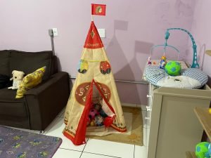 Acolhimento que fica: crianças recebem brinquedos após atendimento na Sala Lilás, em Amambai