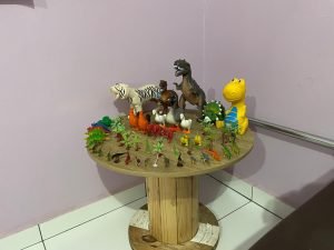 Acolhimento que fica: crianças recebem brinquedos após atendimento na Sala Lilás, em Amambai