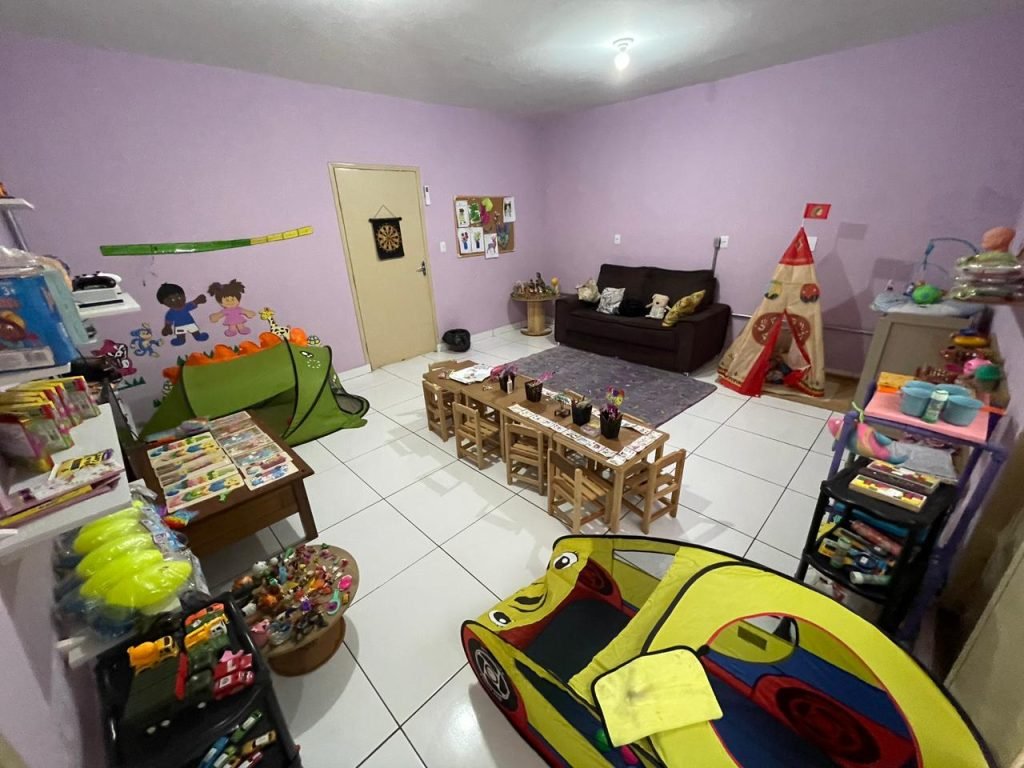 Acolhimento que fica: crianças recebem brinquedos após atendimento na Sala Lilás, em Amambai