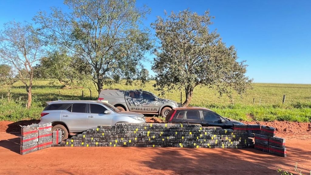 DOF recupera caminhonete furtada e apreende 2 toneladas de maconha após motoristas furarem bloqueio