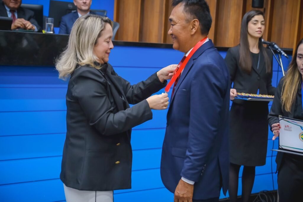 Lia Nogueira (PSDB) homenageia voluntário que transforma vidas por meio do esporte em Dourados