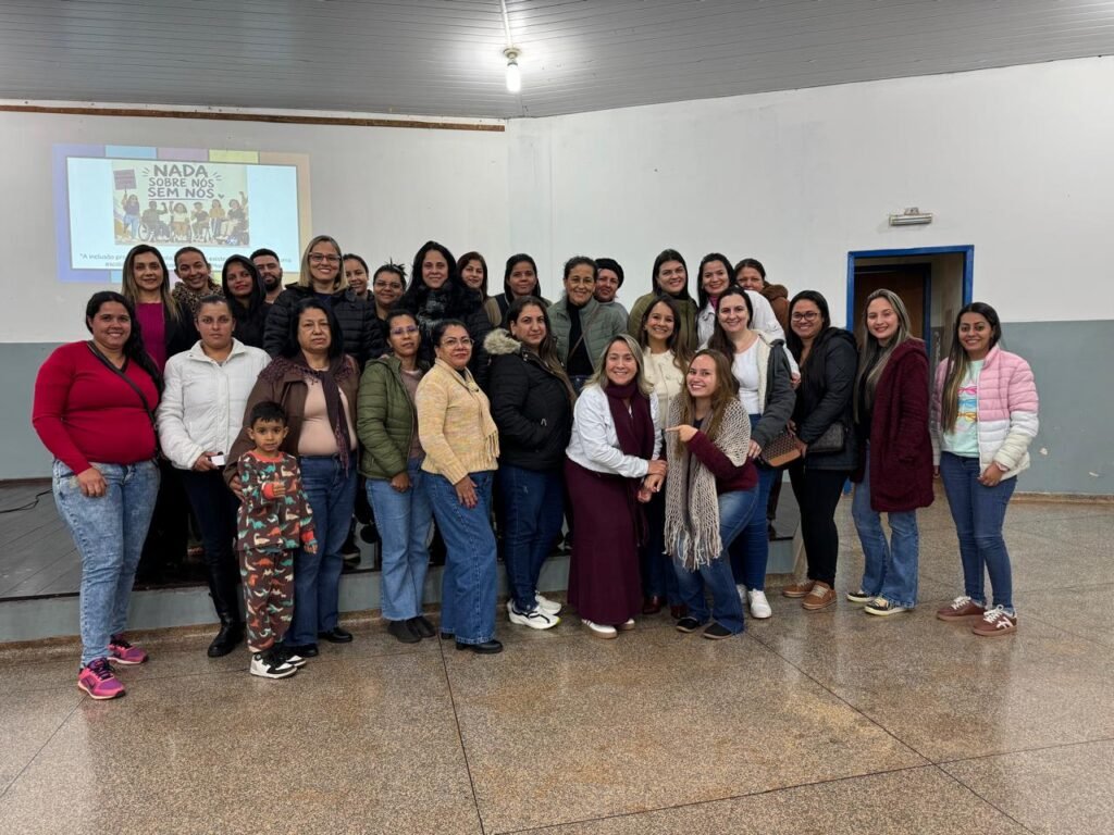 Com olhar de mãe atípica, Lia Nogueira participa de formação sobre Educação Especial