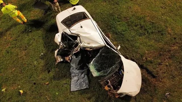 Motorista morre ao atingir árvore em rotatória