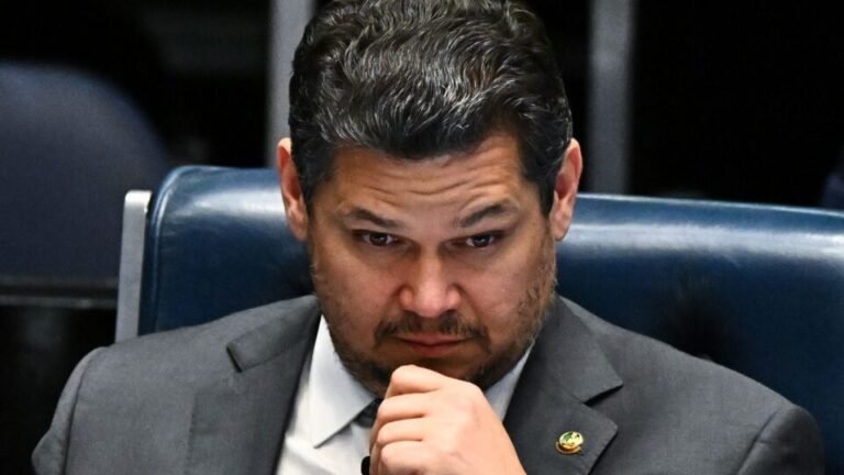 “Fala meu amor”: mensagens apontam proximidade entre Alcolumbre e Vorcaro; senador alega intimidação