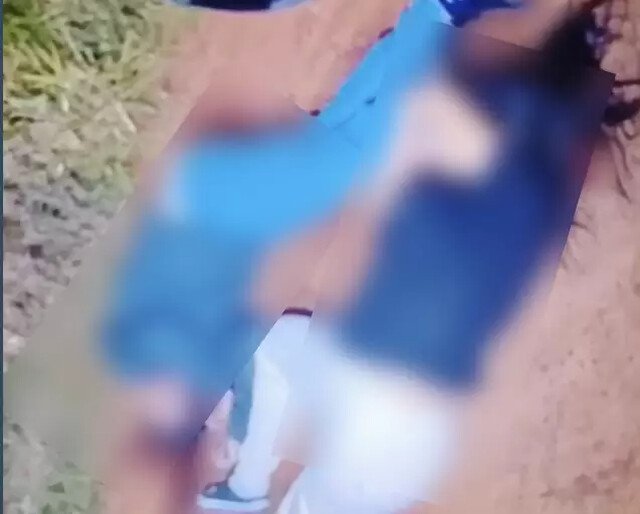 Carro de servidora executada com o filho é encontrado com droga em fundo falso